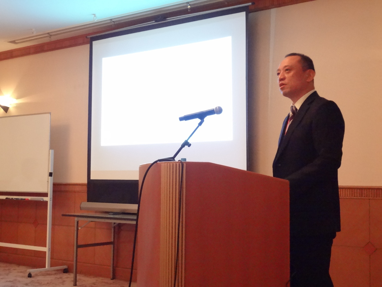 発表した、専務取締役の吉岡隆志