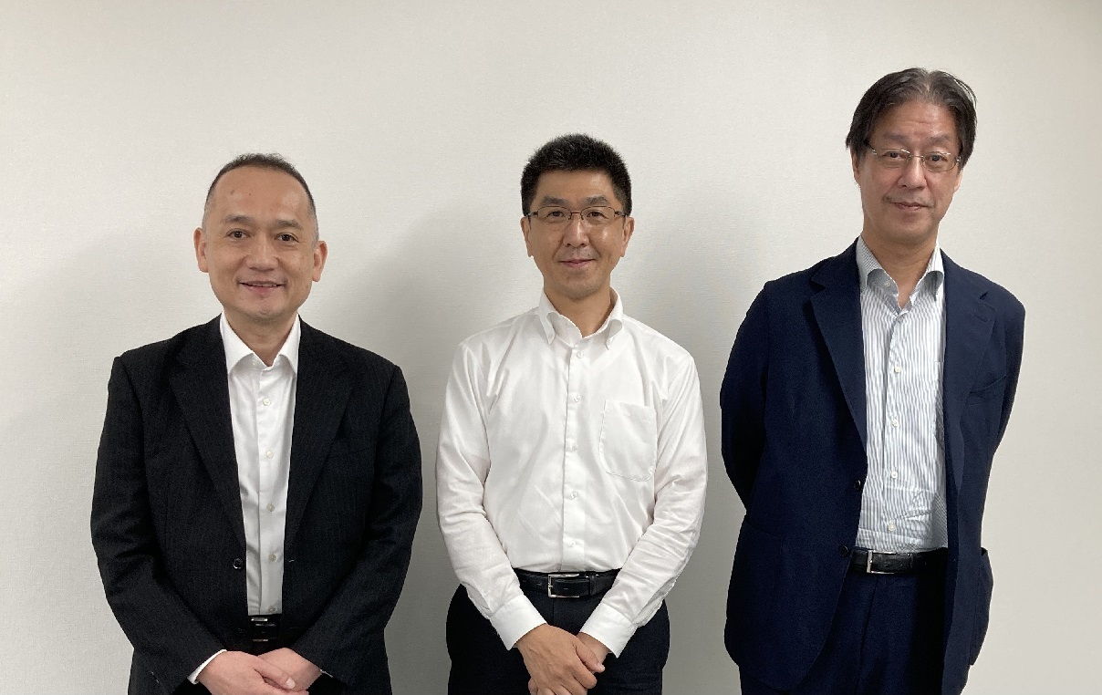 左から、リアライズ海老原氏、弊社三輪、NTTデータ経営研究所三谷氏